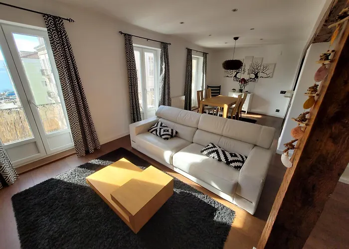 Piso Muy Amplio Y Centrico Con Vistas A La Bahia *